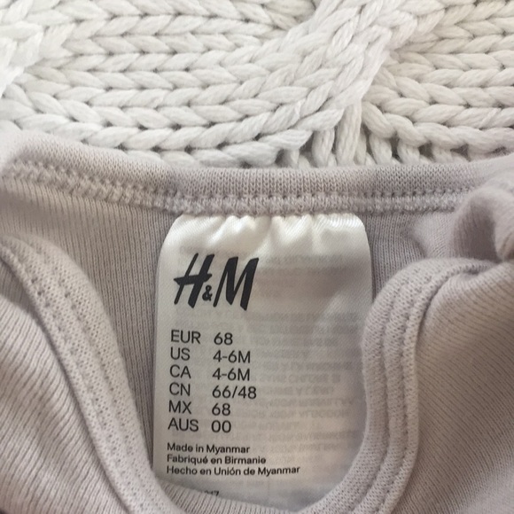 4 Baby onesies by H&M - Picture 4 of 5